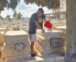 לזכרו של הילד יאיר: חביריו ניקו מצבות בבית העלמין וחילקו ערכות ליולדות