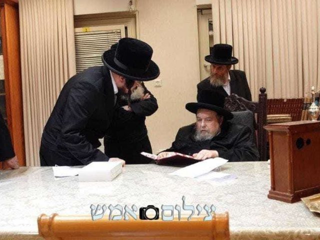 הרב דוד יאמפל אצל האדמור מבעלזא שליטא. המצלם