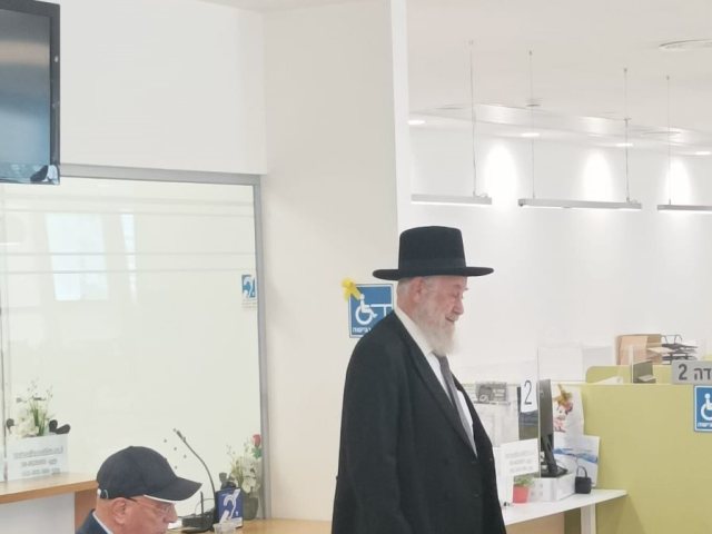 רב העיר הרב שיינין ביובלים. המצלם