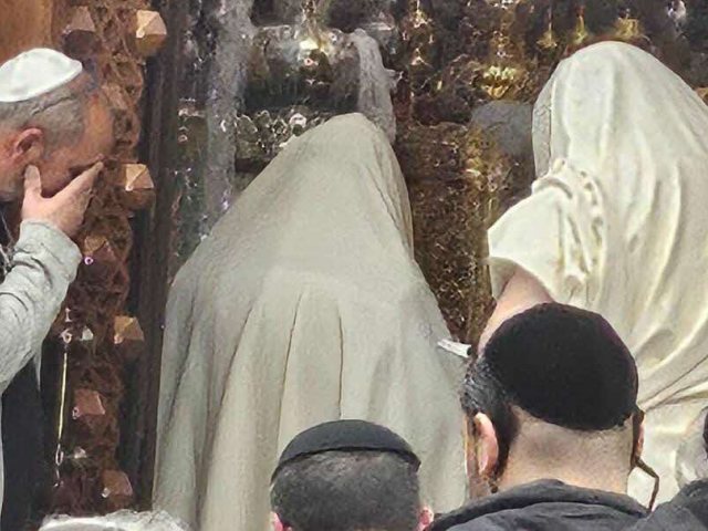 מתחננים בתפילה. מ' מיכאלי