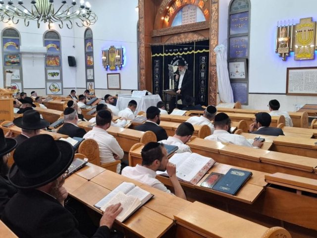 השיעור בבית הכנסת הריבז. מ מיכאלי