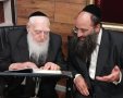 הגר"ח פינטו עם יד ימינו הגר"א בוגנים מעיינים בספר "נטפי חיים"