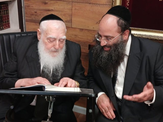 הגר"ח פינטו עם יד ימינו הגר"א בוגנים מעיינים בספר "נטפי חיים"