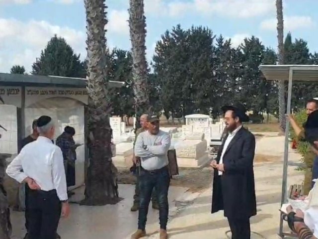 מתפללים על ציונו של רבי חיים כהן זצל במושב ברכיה. א' מיכאלי