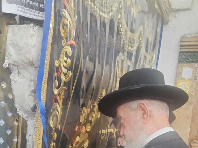 הרב שיינין בתפילה על ציון הרשבי. יצחק שטיין