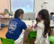 החזית האזרחית: בני הנוער ששומרים על ילדי העובדים החיוניים בזמן המלחמה