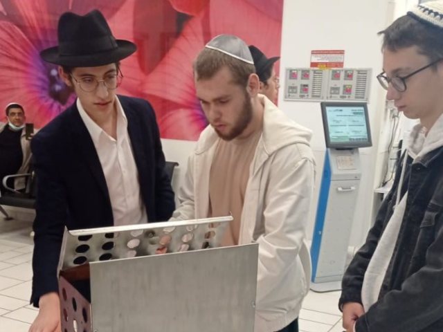 הפליטים מאוקראינה מסייעים להרב גודמן. לב חבד