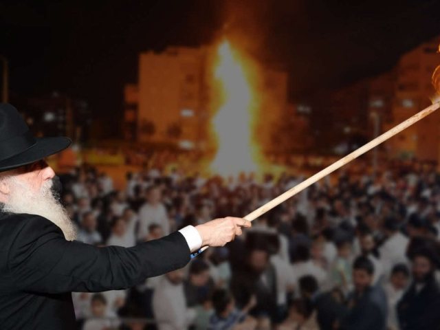 הרב פינטו בהדלקה. א' מיכאלי