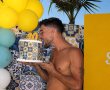 30 זה רק מספר: שניר בורגיל חגג בענק - והעוגה? מצאה את עצמה על הפנים שלו