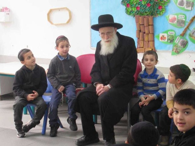 המגיד רבי יהודה יוספי עם ילדי מורשה. א' מיכאלי