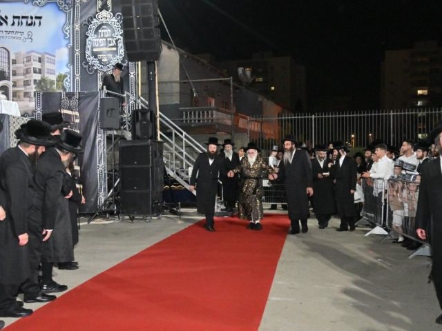 כ"ק האדמור מויזניץ בהנחת אבן הפינה. יהושע פרוכטר