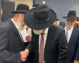 הרב עובדהי דהן מקבל את ברכתו של הגר"ש מחפוד שליט"א. א' מיכאלי