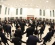 אֲשׁוֹרֵר שִׁירָה לִכְבוֹד הַתּוֹרָה: ספר תורה הוכנס בפאר לישיבת 'אהל תורה'