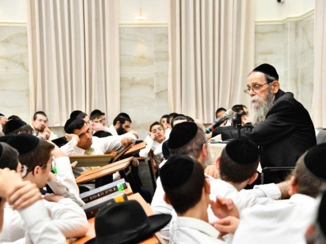 הגרי"ב שרייבר בשיעור. צילום: א. מיכאלי