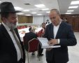 רה"ע מקבל את הספר מבנו של הגר"ש כהן. א' מיכאלי