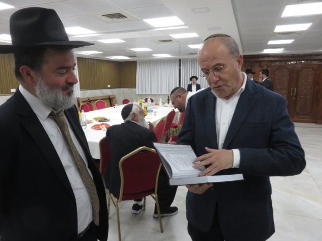 רה"ע מקבל את הספר מבנו של הגר"ש כהן. א' מיכאלי