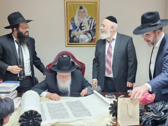 כתיבת אותיות לספר התורה החדש. א' מיכאלי