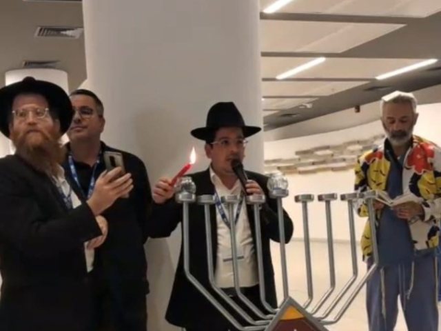 הדלקת נרות חנוכה באסותא. חבד
