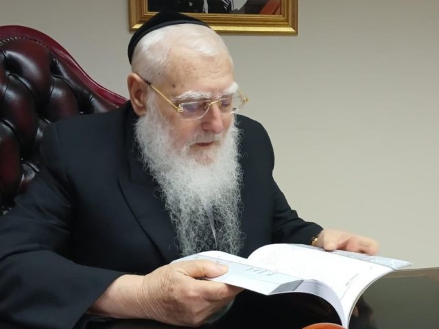 רב העיר הגרח פינטו מעיין בספר. א' מיכאלי