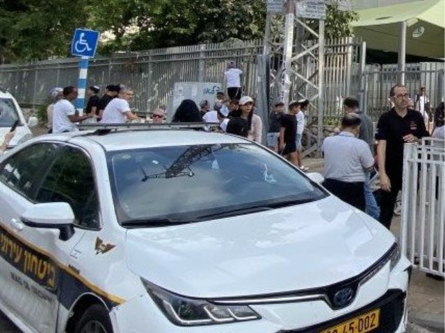הורים בפתח בית הספר. צילום: אשדוד נט