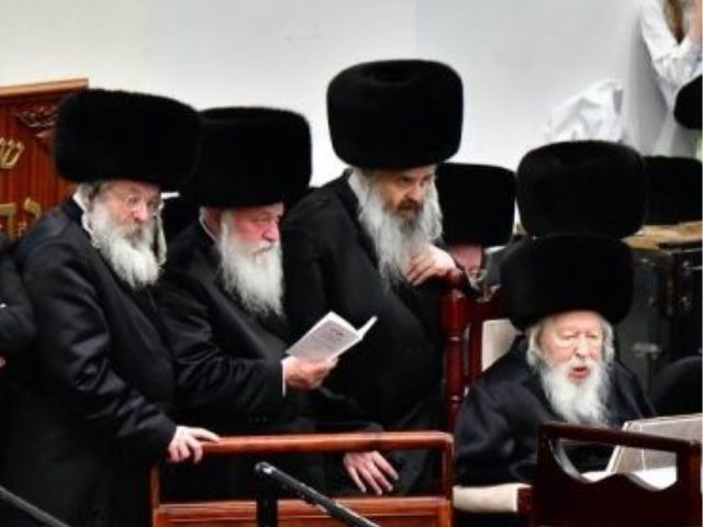 הרב נחמיה אלתר לצד אביו. שוקי לרר