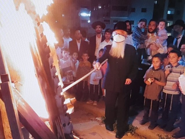 רב העיר הגר"ח פינטו שליט"א בהדלקה, אשתקד. צילום: מ' כהן