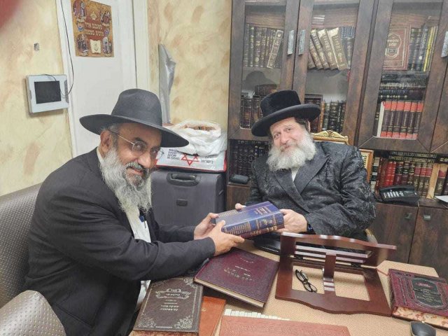 הרב עובדיה עם האדמור משאץ. א מיכאלי
