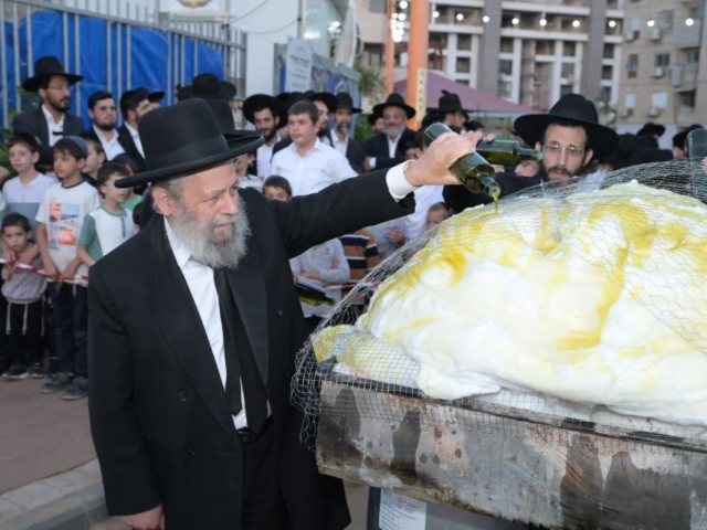 הגרש גבאי בהדלקה. א' מיכאלי