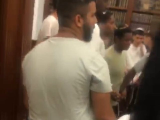 באדיבות המצלם