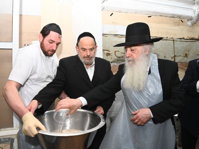 רבי דוד פינטו באפיית המצות. שוקי לרר