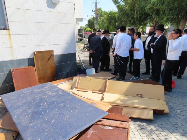 הרב לצד דפנות ארון הקודש. א' מיכאלי