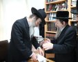 הגר"ב פינקל עובר על חלק מהמעטפות המיועדות ללומדי תורה. ברכת ישעיה