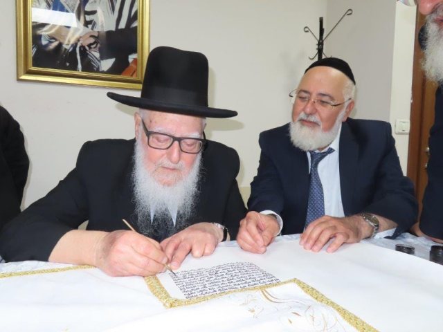 רב העיר בכתיבת האותיות. א' מיכאלי