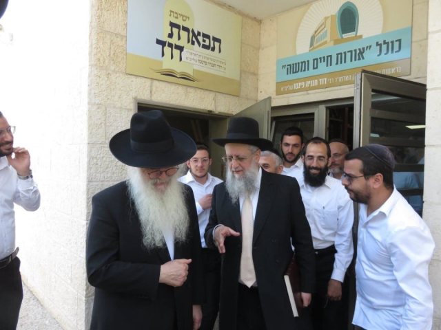 הגאון רבי דוד יוסף יחד עם האדמו"ר רבי דוד פינטו שליט"א. צילום שוקי לרר