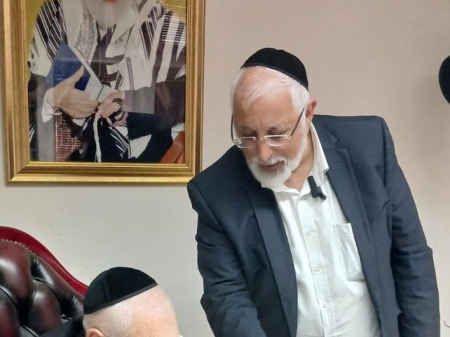 מעניק את ספרו לגרח פינטו. א' מיכאלי