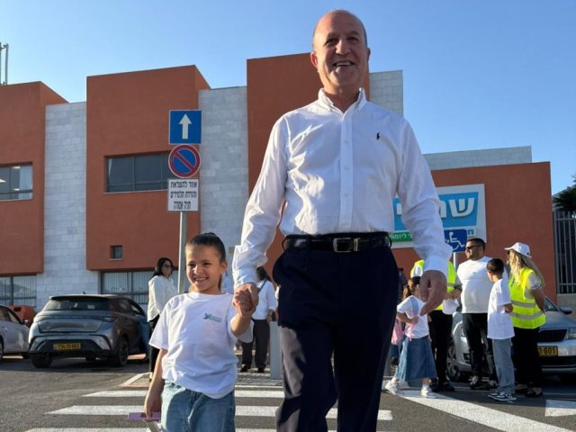 ראש העיר ד"ר לסרי עם נכדתו
