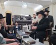 הגרש אלתר בניחום אבלים. מימין - הרב נייהוז. המצלם