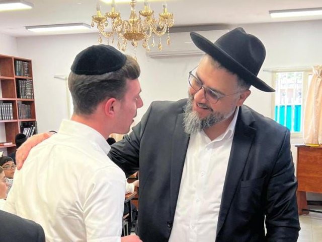 הרב מני אזולאי עם תלמידים. א' מיכאלי