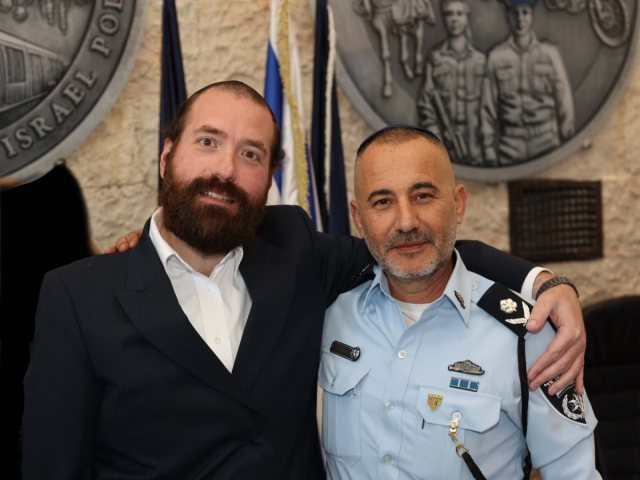 שימי גשייד מנכל הארגון עם ממז ים. רחשי לב