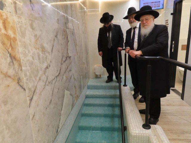 הרב פינטו והרב דהן בוחנים את המקווה. א' מיכאלי