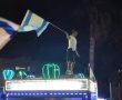 מידי ערב נוסעים ברחובות העיר ומשמחים את התושבים; מה מתדלק את 'שיירת השמחה'? (וידאו)