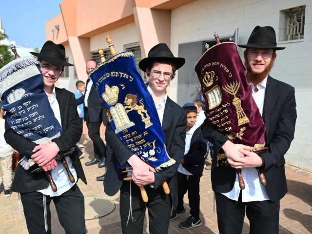 הכנסת ספר תורה. חבד אשדוד