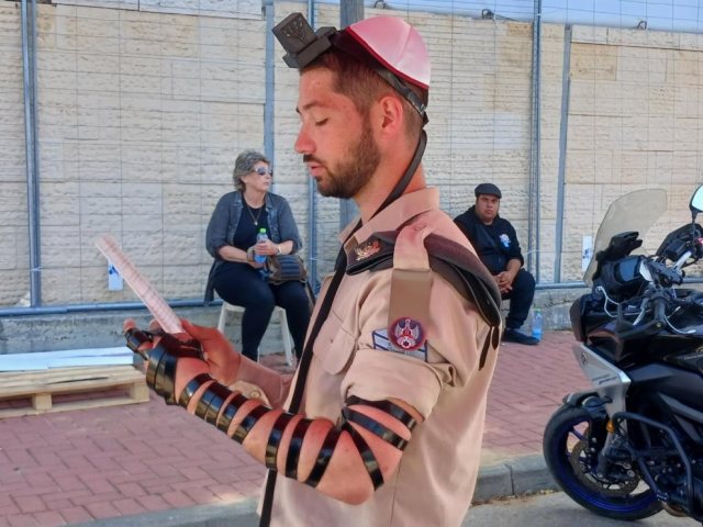 הנחת תפילין היום. א. מיכאלי