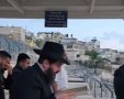 הרב שמואל טולידאנו משתטח על הציון. א' מיכאלי