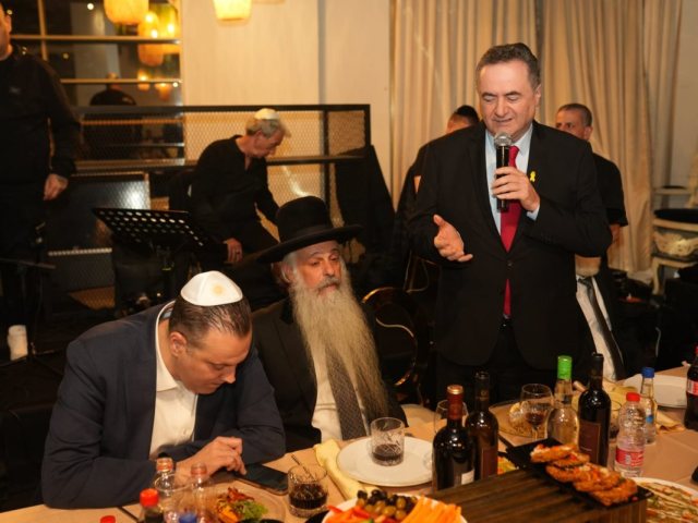 הרב שמואל שטרית ושר הביטחון בהילולא. א' מיכאלי