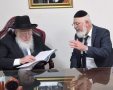 הרב פינטו ויור המועהד הרב דהן עם החוברת. א' מיכאלי