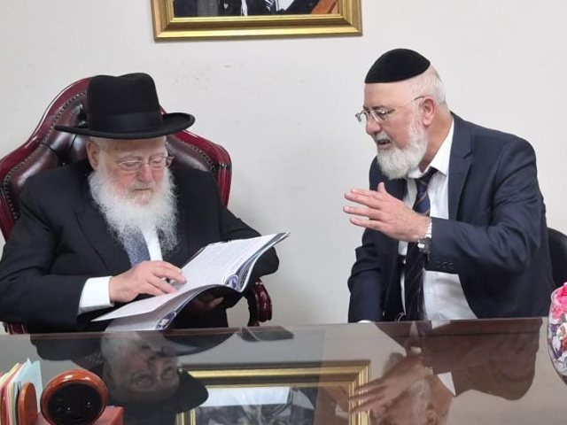 הרב פינטו ויור המועהד הרב דהן עם החוברת. א' מיכאלי
