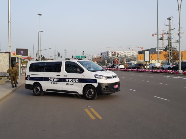 מחסום משטרתי בכניסה לאשדוד. צילום: עופר אשטוקר