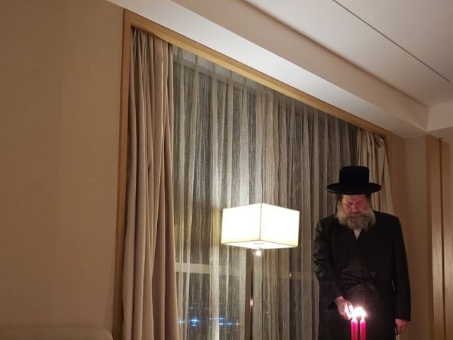 האדמור משאץ בהדלקה בסין. שאץ