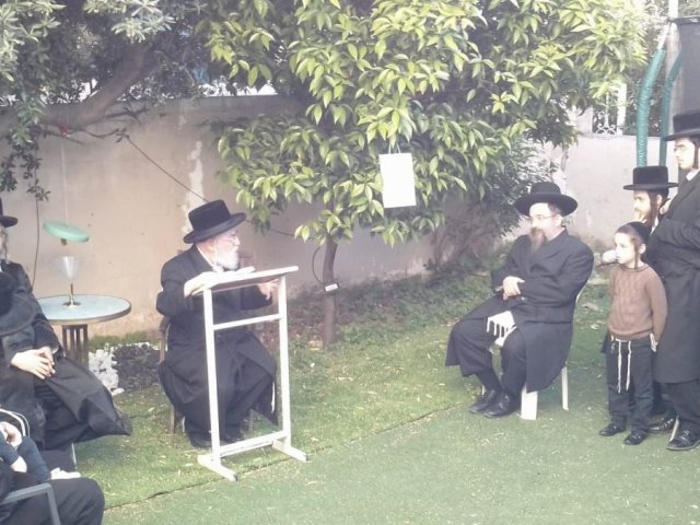 הרב יצחק משה ארלנגר בברכת האילנות אצל הרב הגר. קיר"א